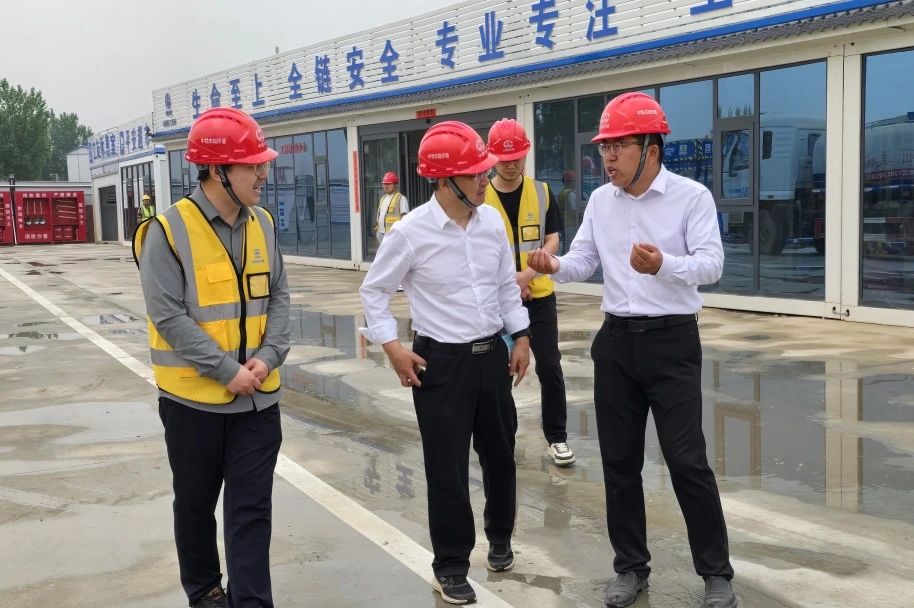 公司黨委書記、董事長高學(xué)武到啟動(dòng)區(qū)項(xiàng)目檢查指導(dǎo)工作.jpg